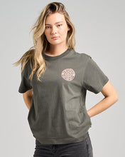 Load image into Gallery viewer, Charcoal Hueys Ship Wheel Ladies Tee